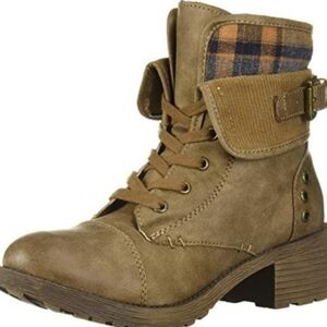 Women's Rustic Rock and Candy size 8 Tan color with buckle on the side Western